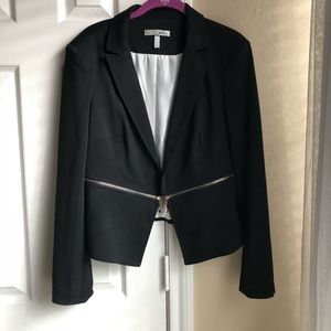 LAST CHANCE Black zipper crop blazer